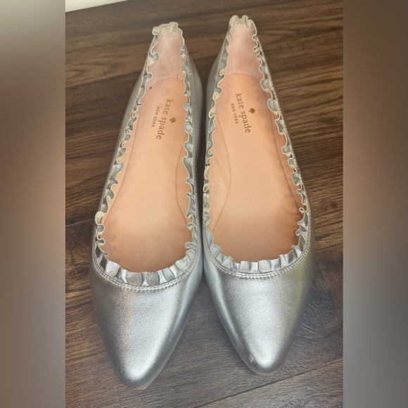 Kate Spade Silver Pointed Toe Ballet Flats with ruffle detail size 9 EUC - Picture 6 of 11